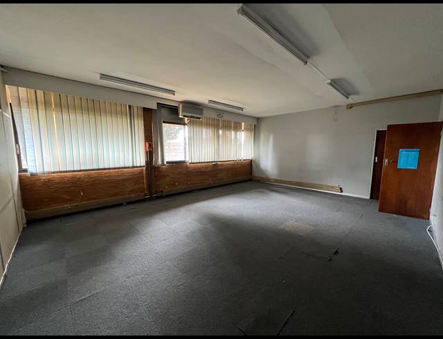 2,494M² WAREHOUSE TO LET IN FACTORIA